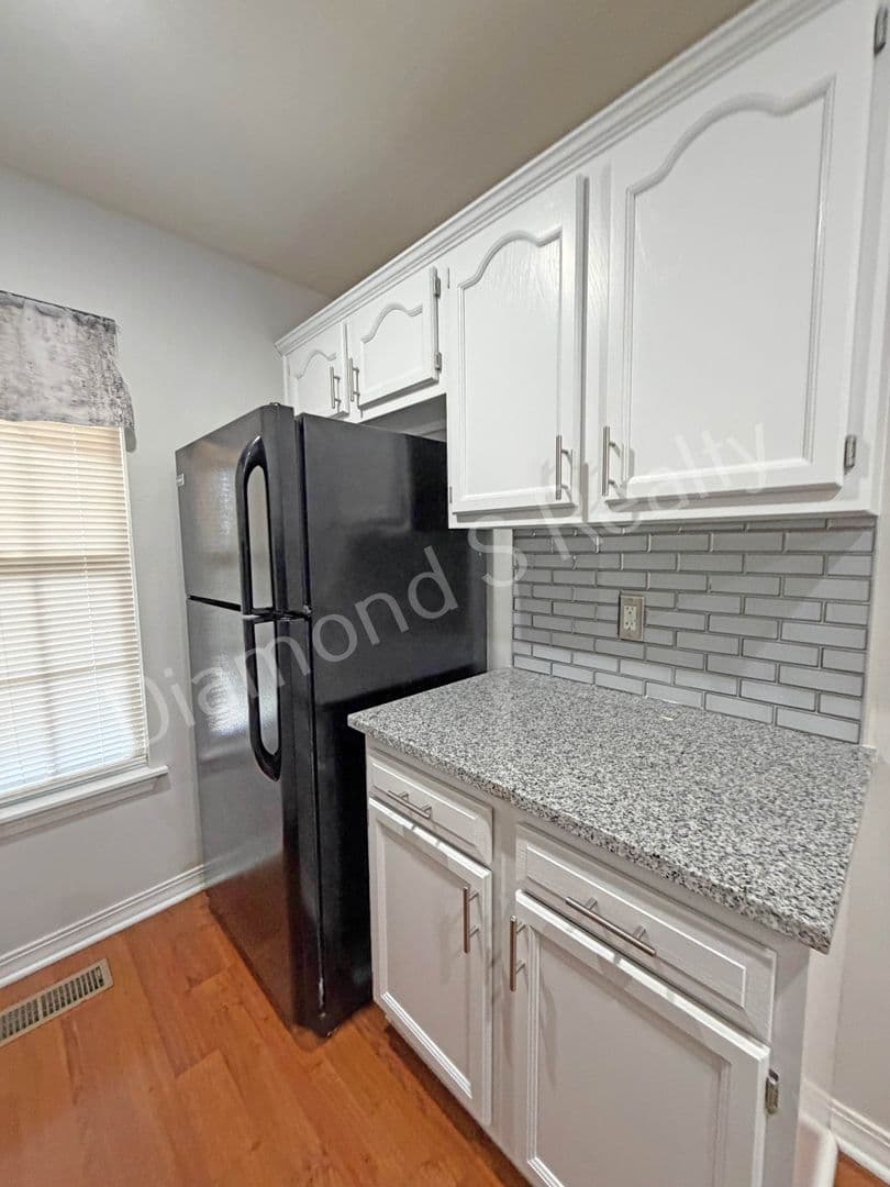 Springfield Apartment: 1331 W Sackett St