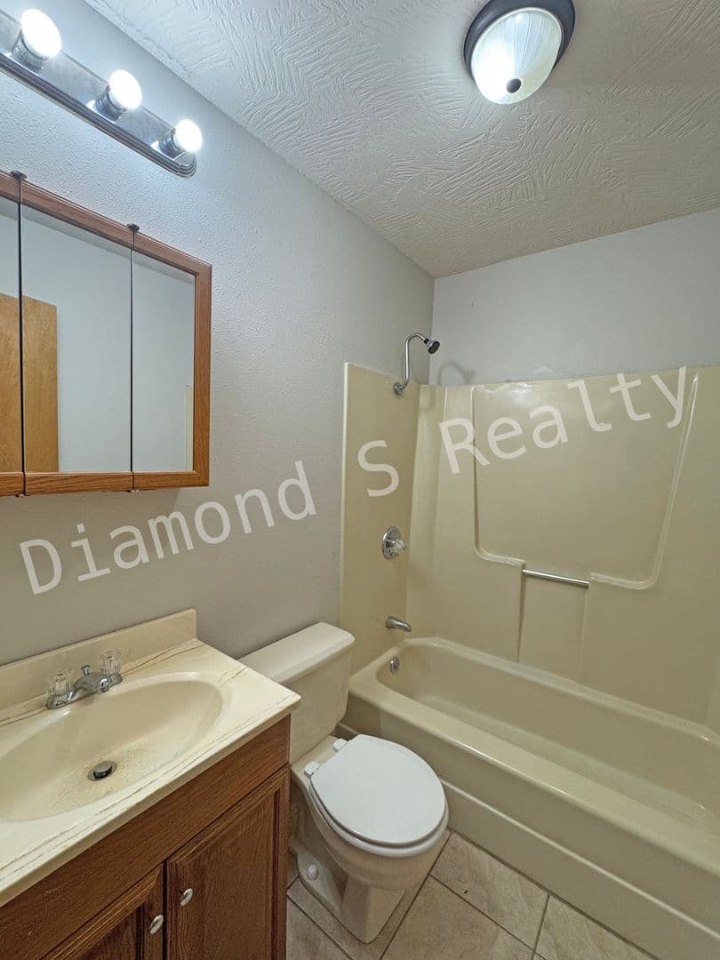 Nixa Apartment: 1204 Flora Street