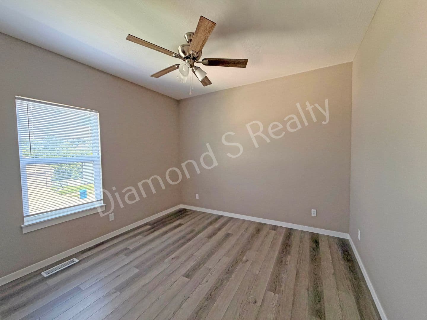 Ozark House: 2124 N Bradbury Ln
