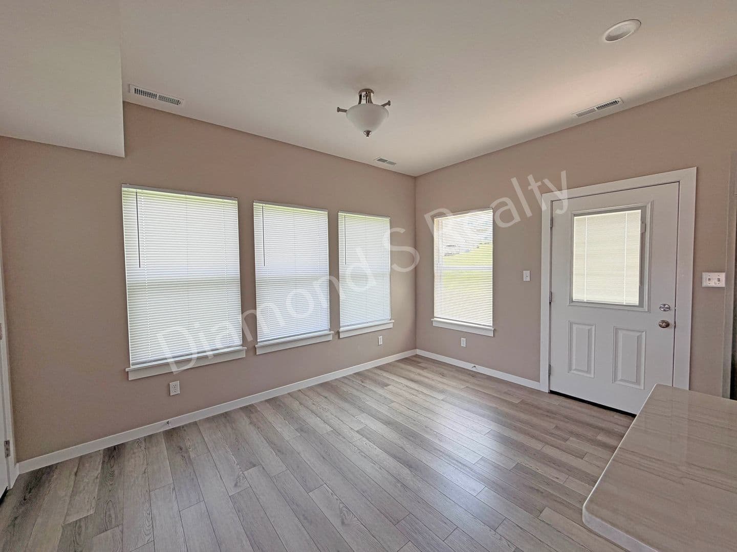 Ozark House: 2124 N Bradbury Ln