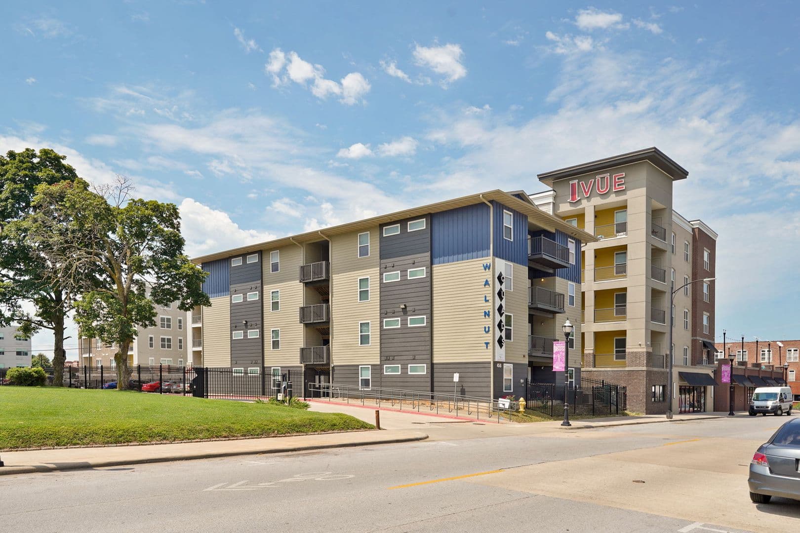 Springfield Apartment: 450 E Walnut St