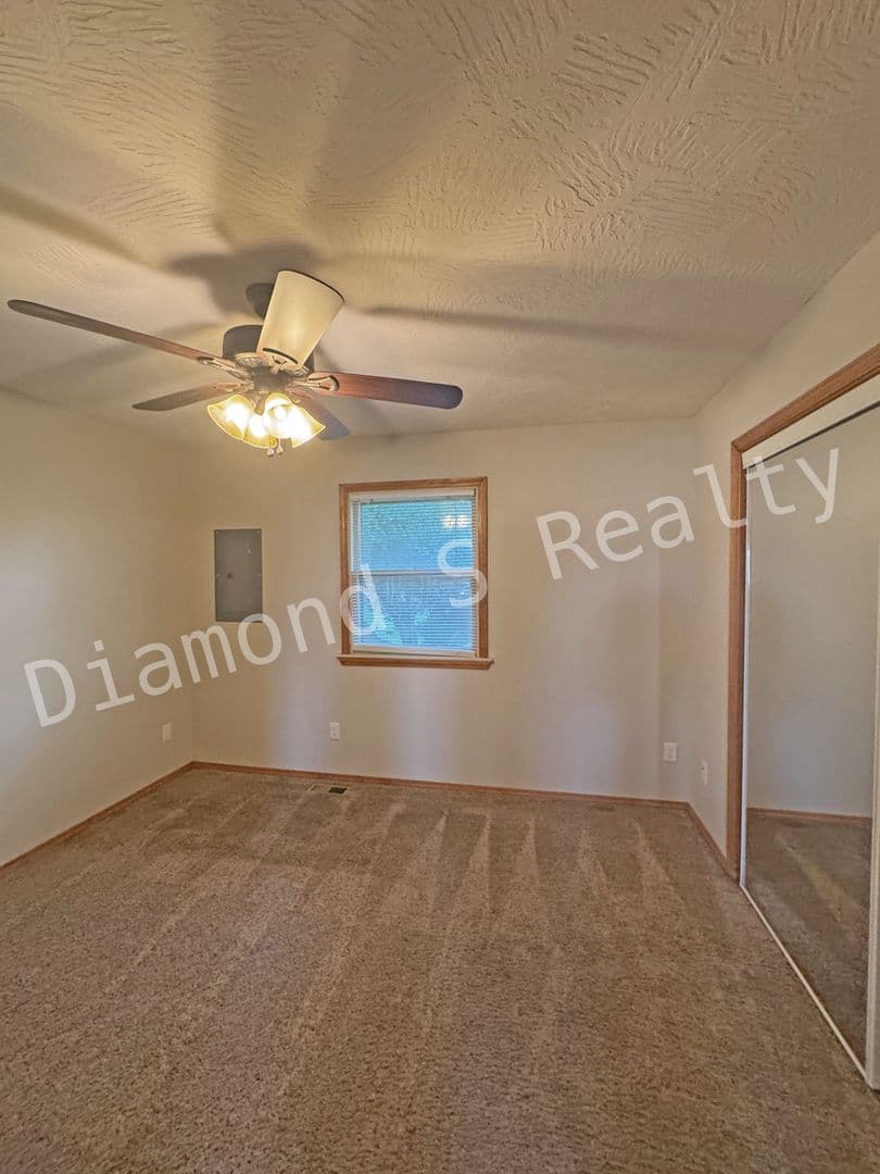 Nixa Apartment: 1204 Flora Street