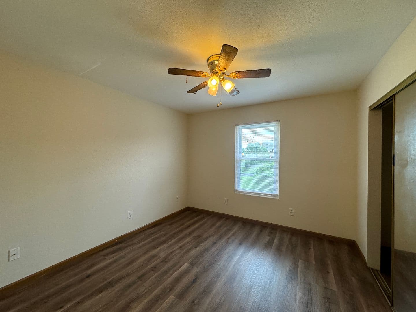 Springfield Apartment: 3000 N Kentwood