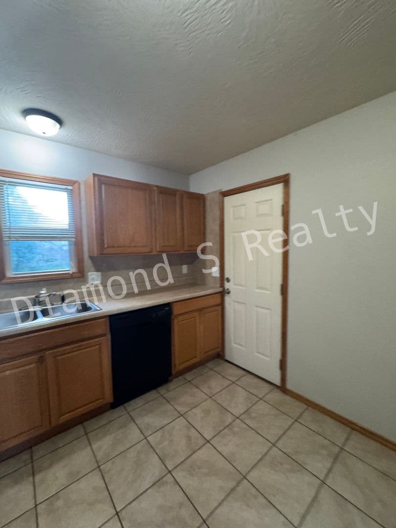 Nixa Apartment: 1204 Flora Street