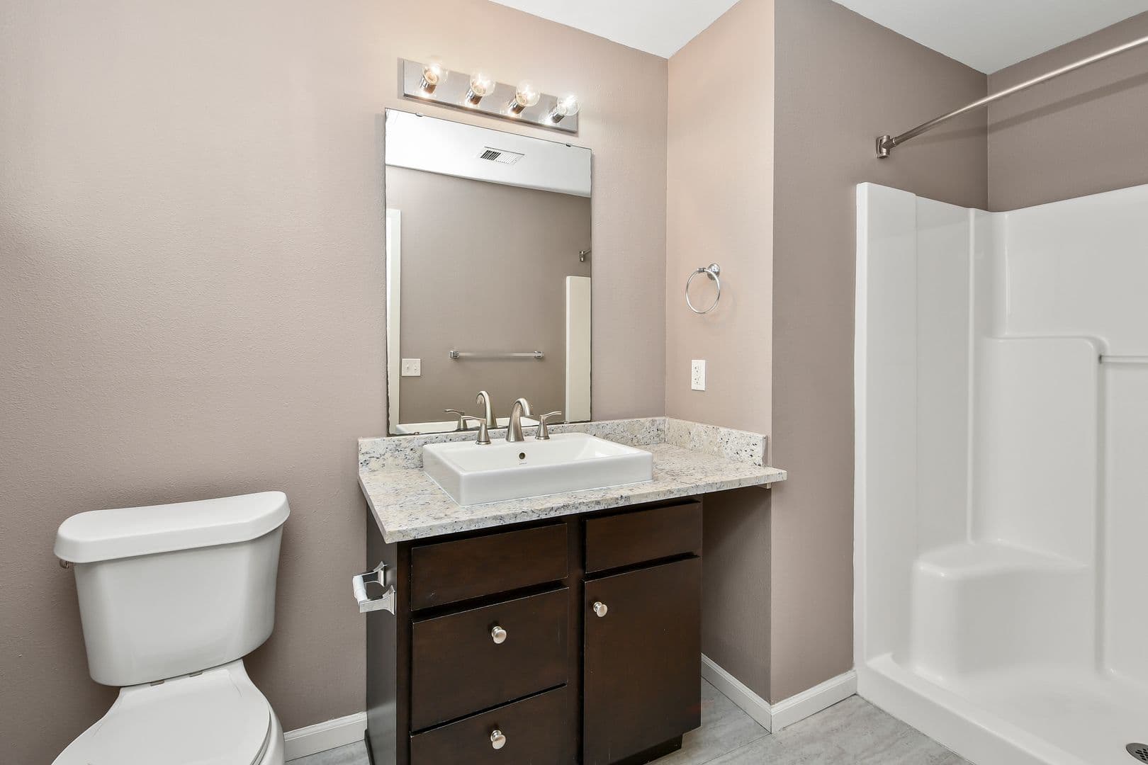 Springfield Apartment: 450 E Walnut St