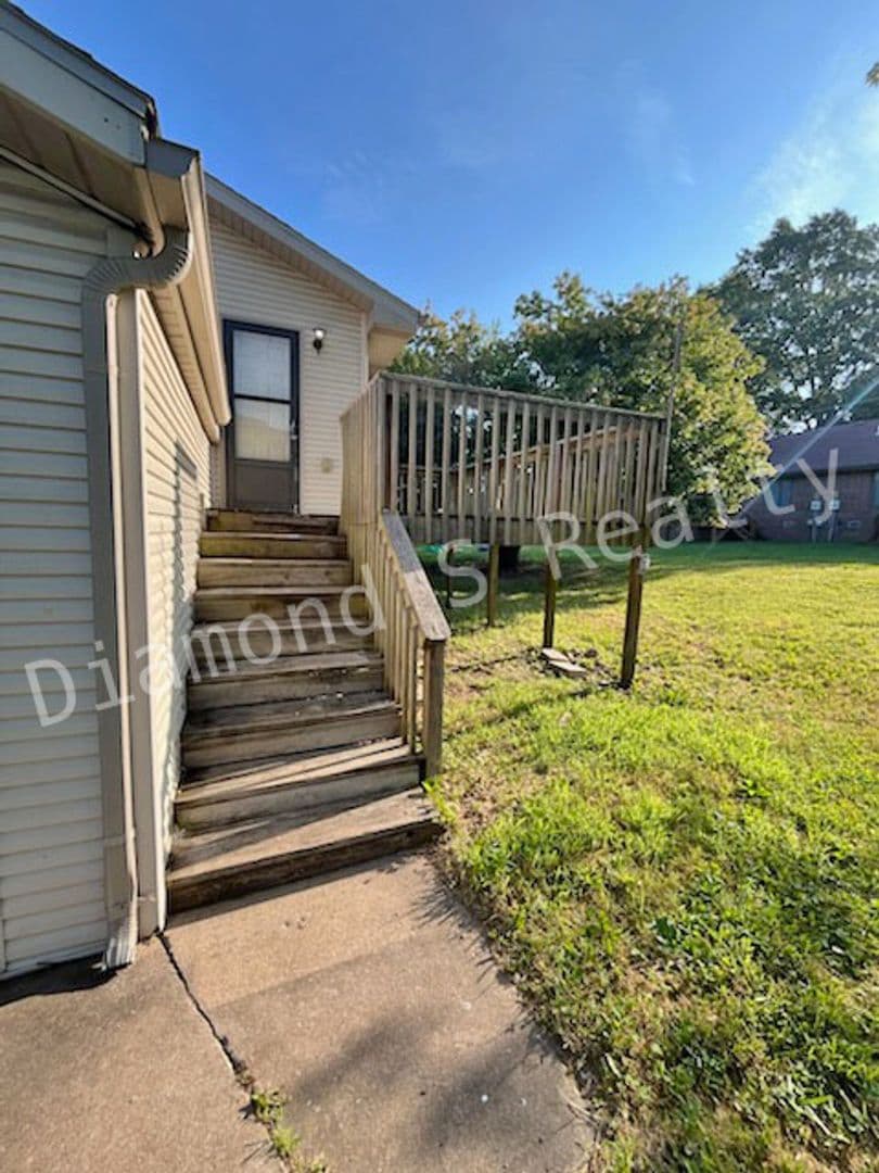 Nixa Apartment: 1204 Flora Street