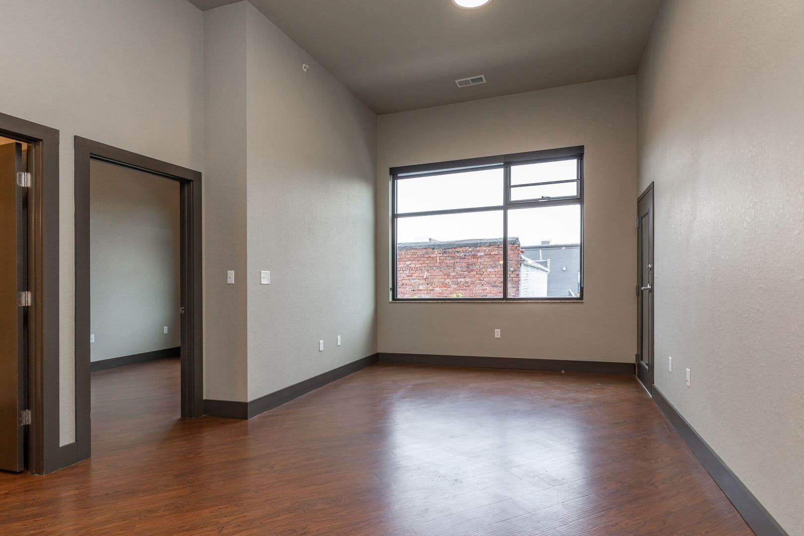 Springfield Apartment: 535 W WalnutSt