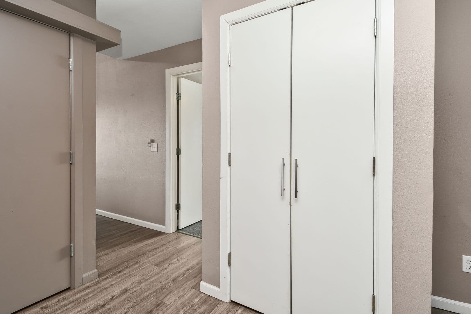 Springfield Apartment: 450 E Walnut St