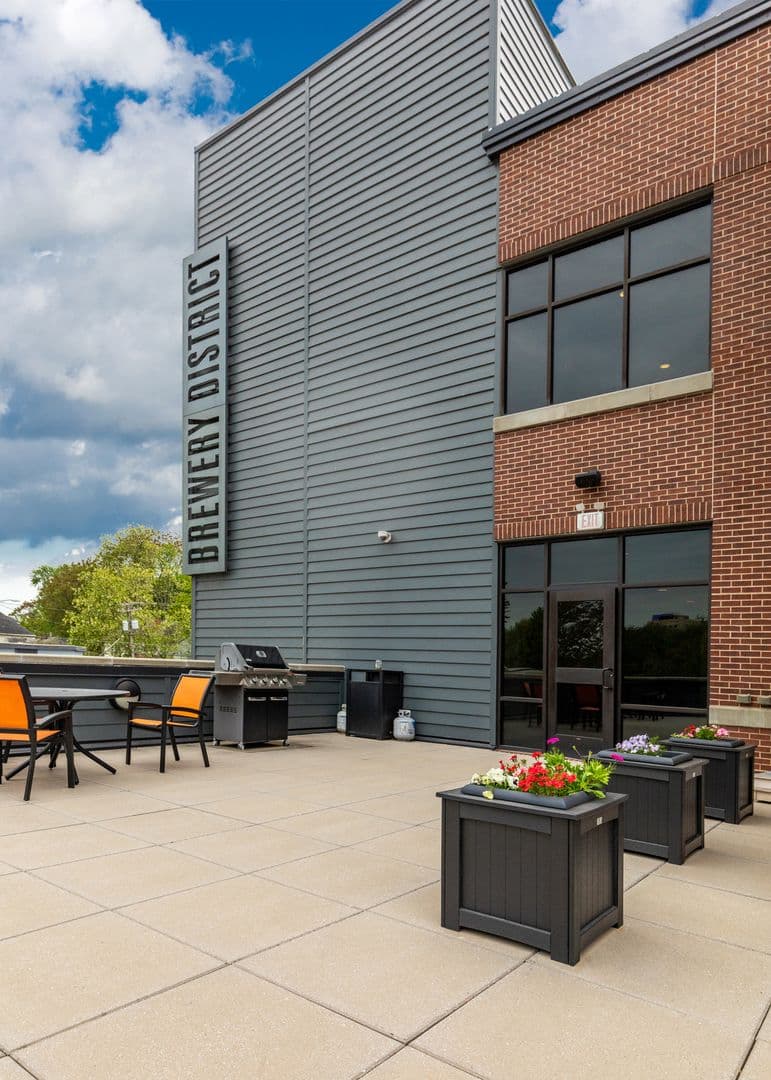 Springfield Apartment: 535 W WalnutSt