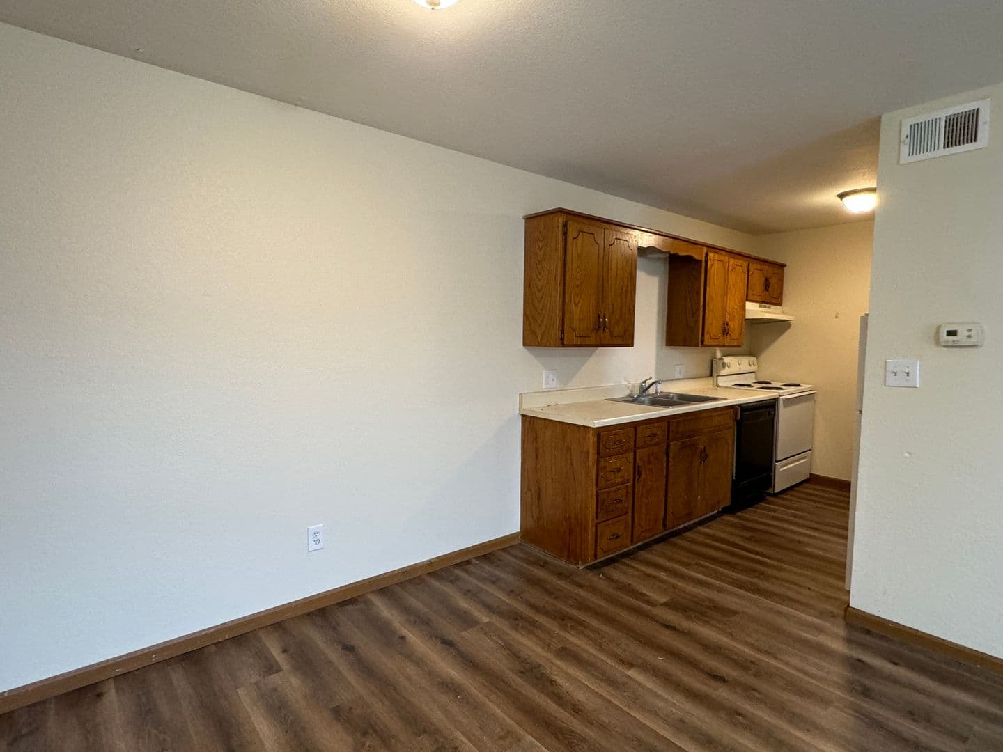Springfield Apartment: 3000 N Kentwood