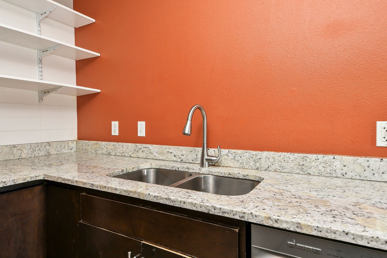 Springfield Apartment: 450 E Walnut St