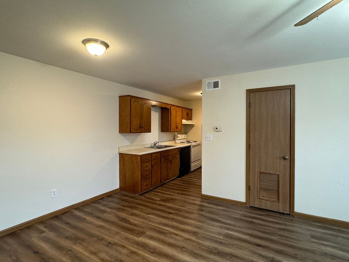 Springfield Apartment: 3000 N Kentwood