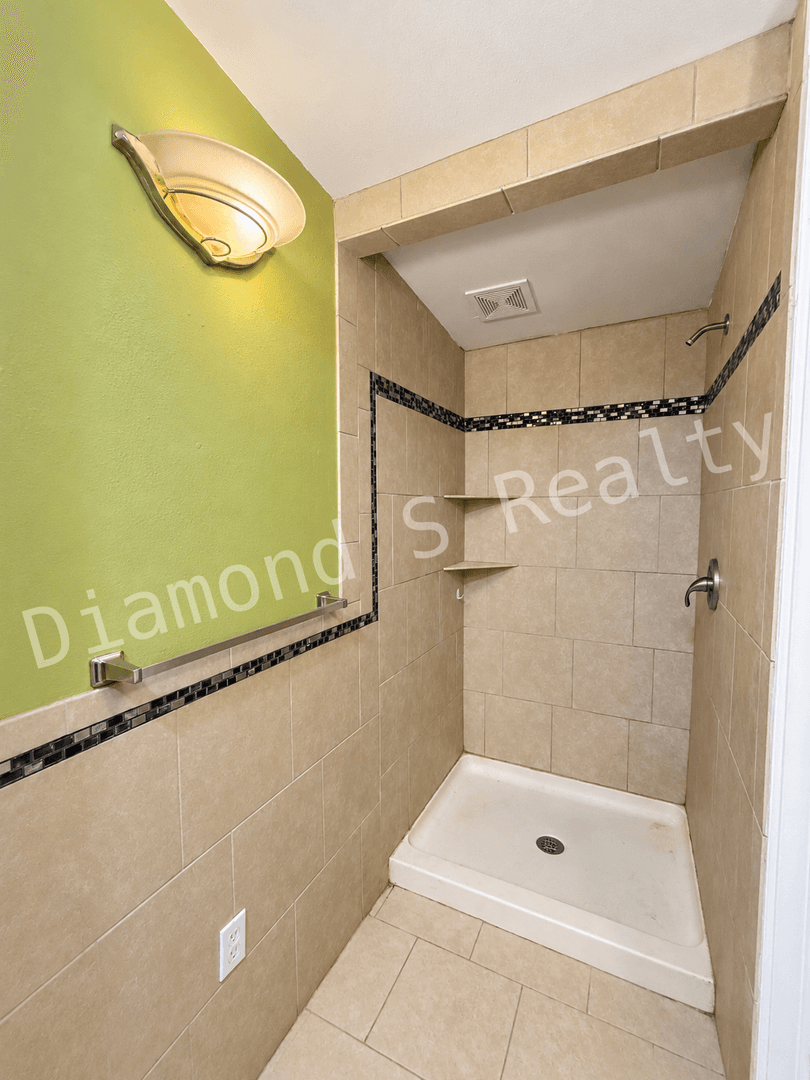 Springfield Apartment: 2223 N Delaware Ave