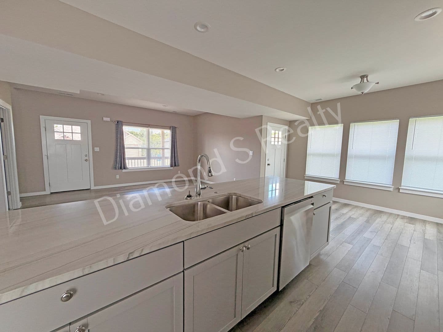 Ozark House: 2124 N Bradbury Ln
