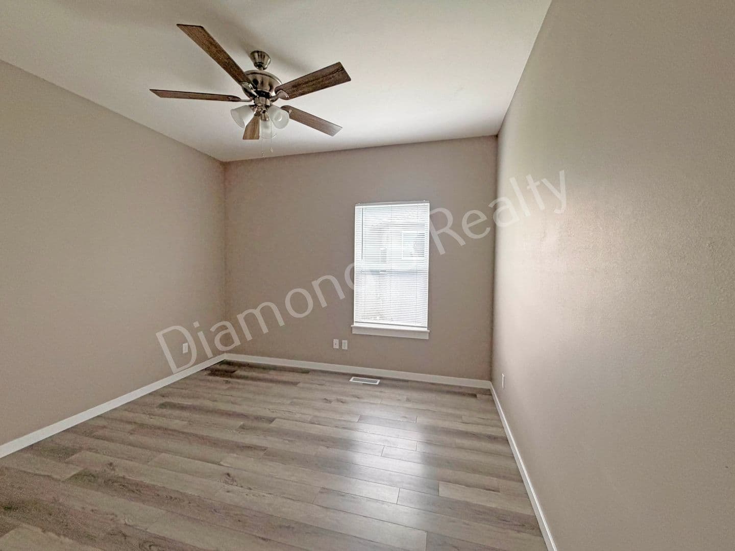 Ozark House: 2124 N Bradbury Ln