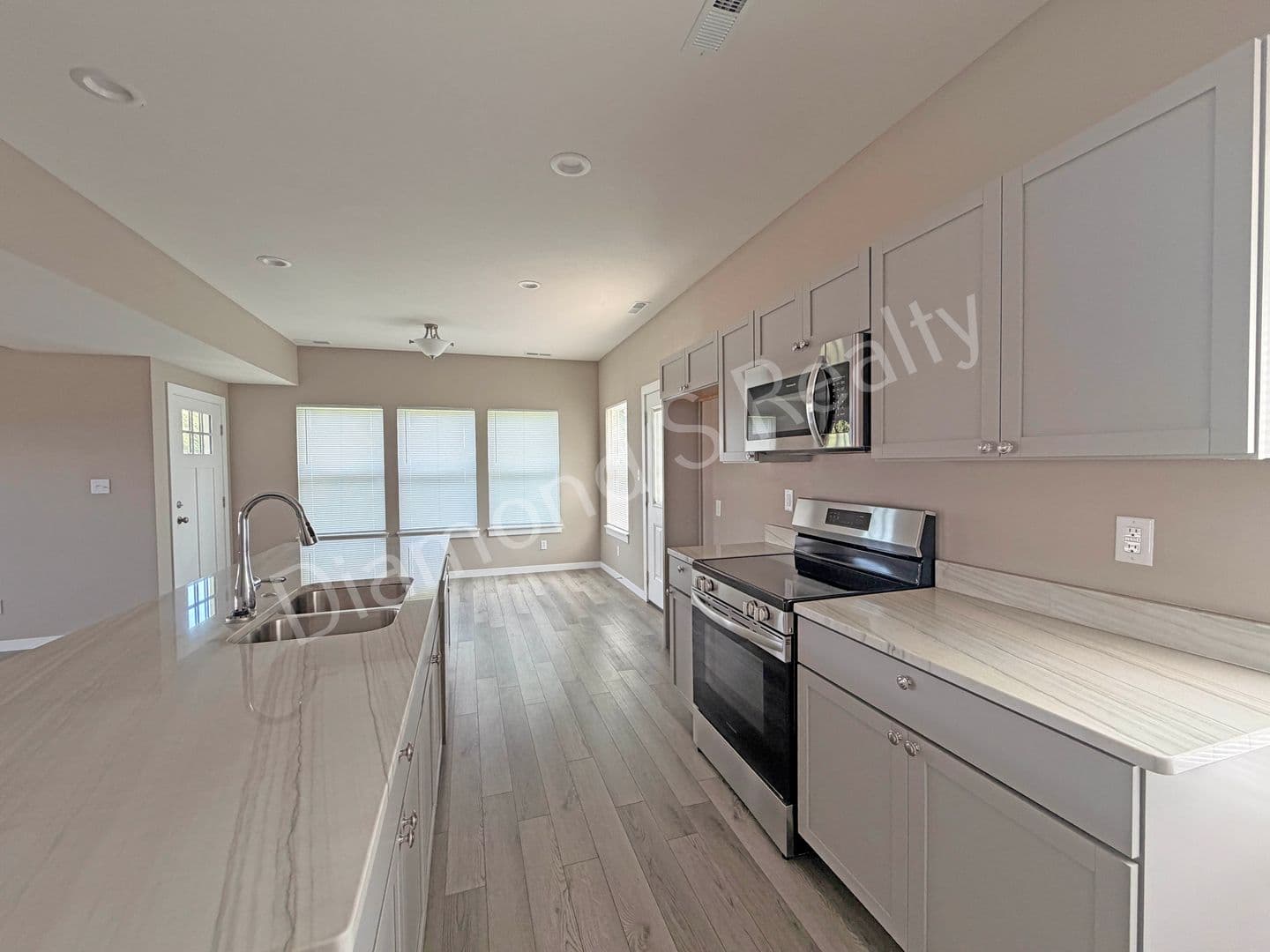 Ozark House: 2124 N Bradbury Ln