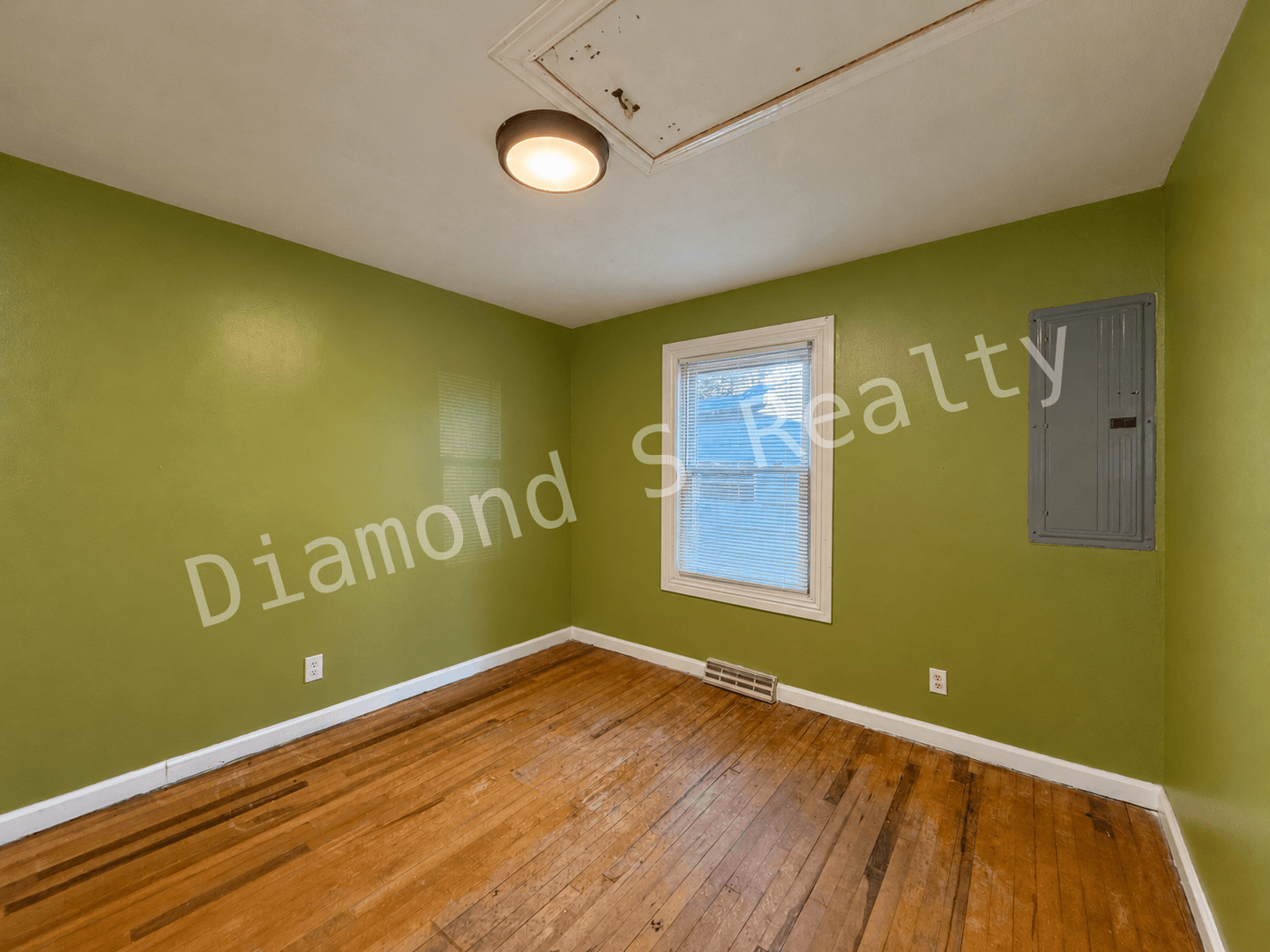 Springfield Apartment: 2223 N Delaware Ave