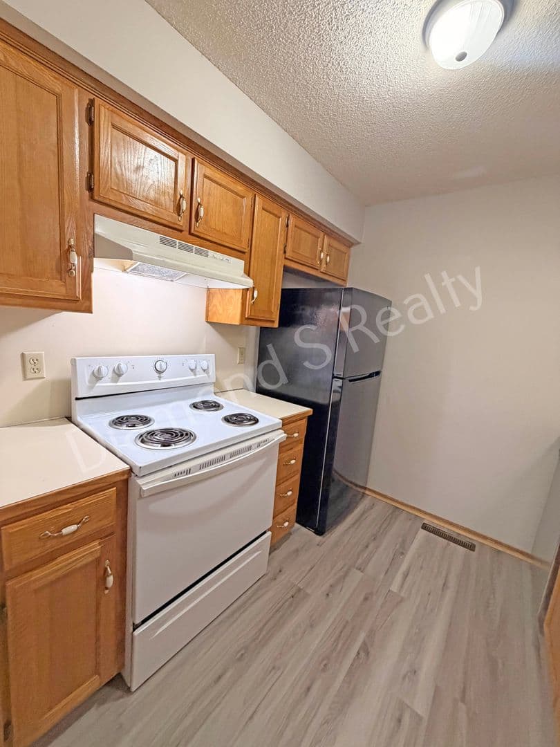 Ozark Apartment: 1499 W Rainey St