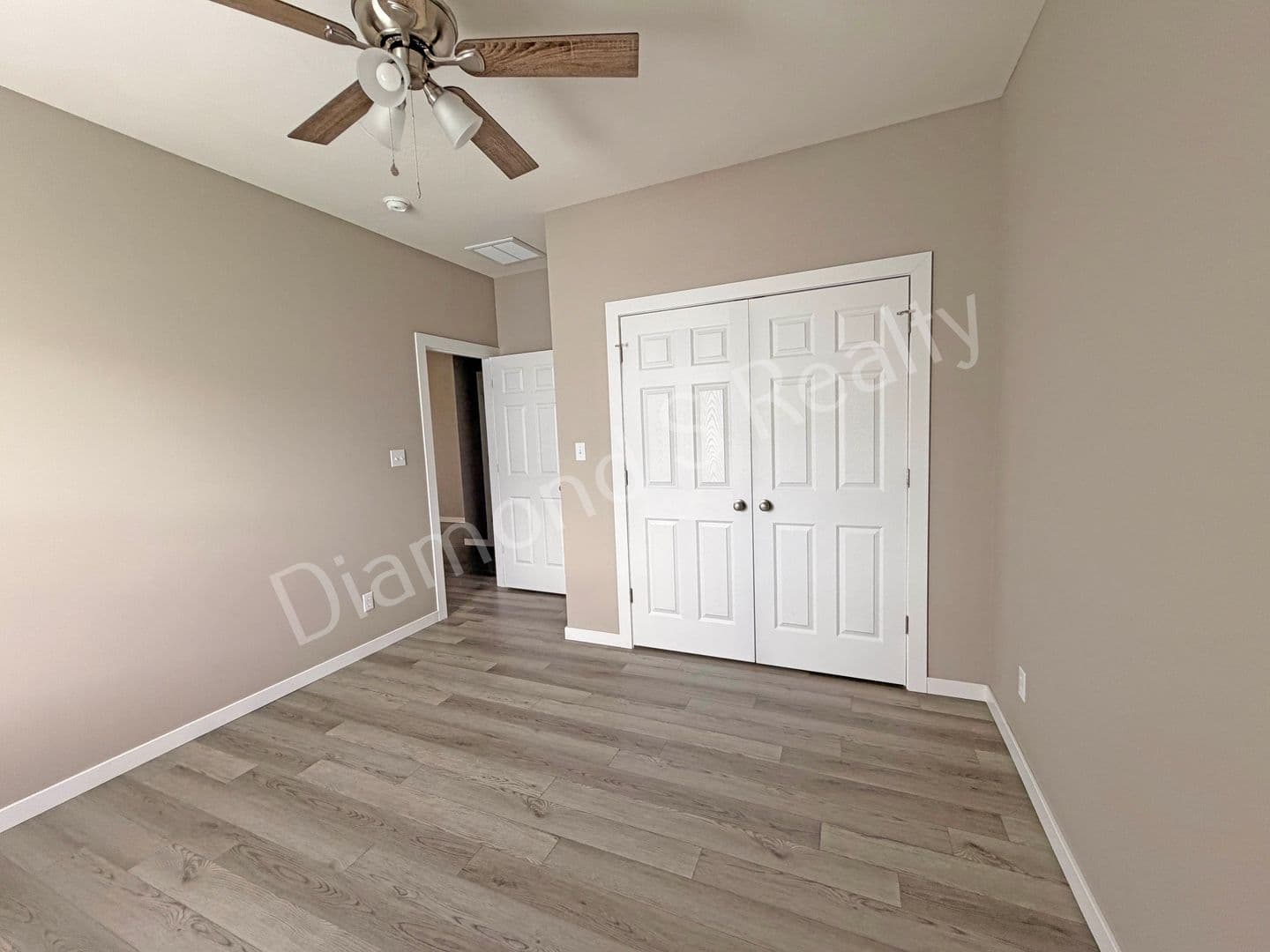 Ozark House: 2124 N Bradbury Ln