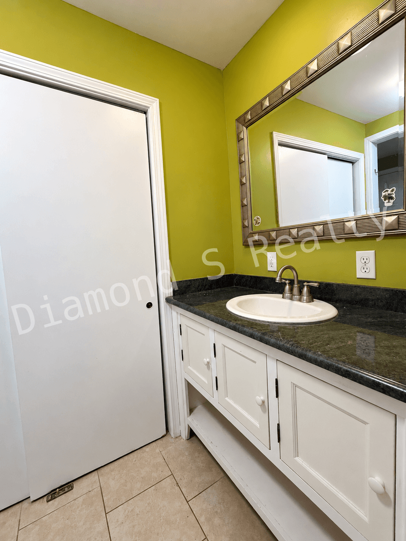 Springfield Apartment: 2223 N Delaware Ave