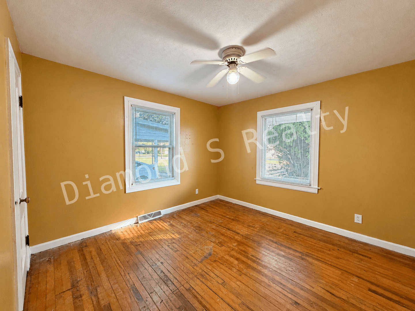 Springfield Apartment: 2223 N Delaware Ave