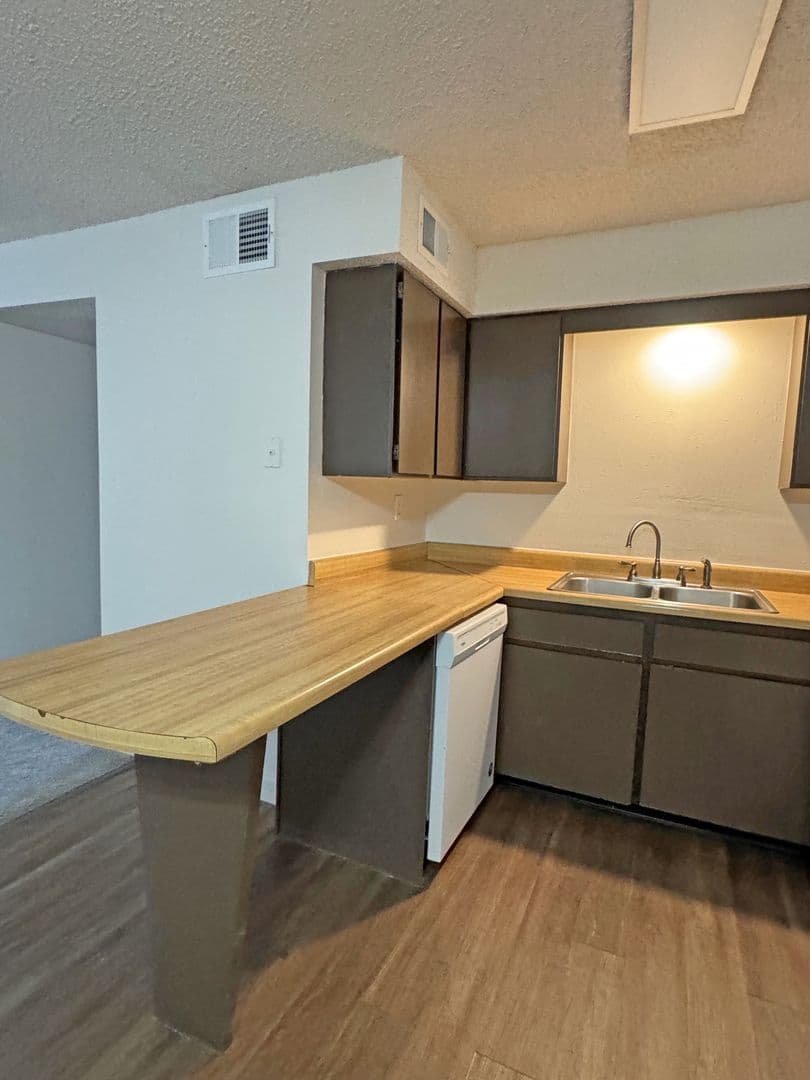 Springfield Apartment: 1210 E Cherry St