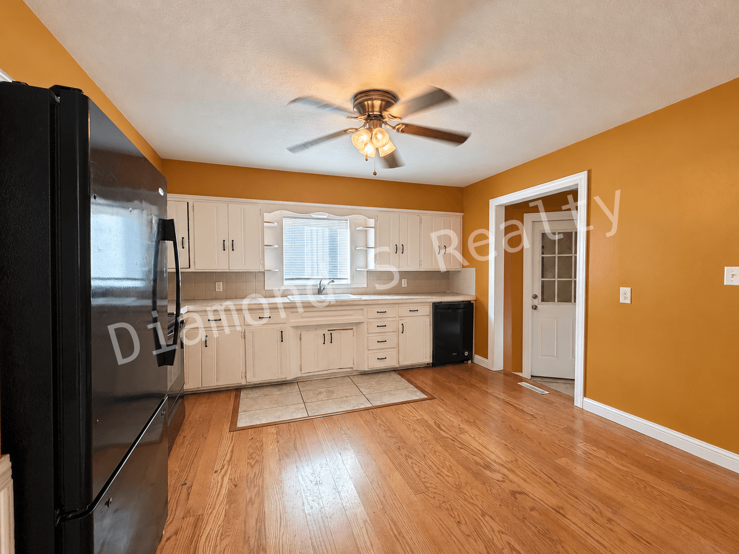 Springfield Apartment: 2223 N Delaware Ave
