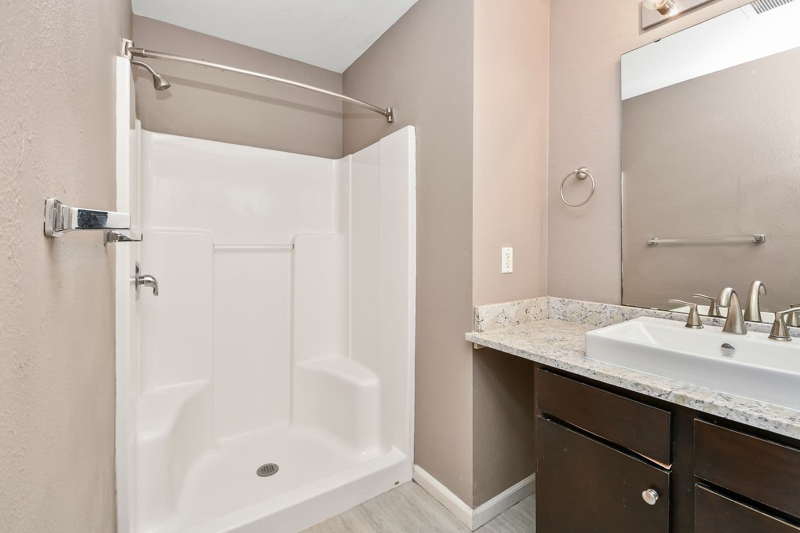 Springfield Apartment: 450 E Walnut St