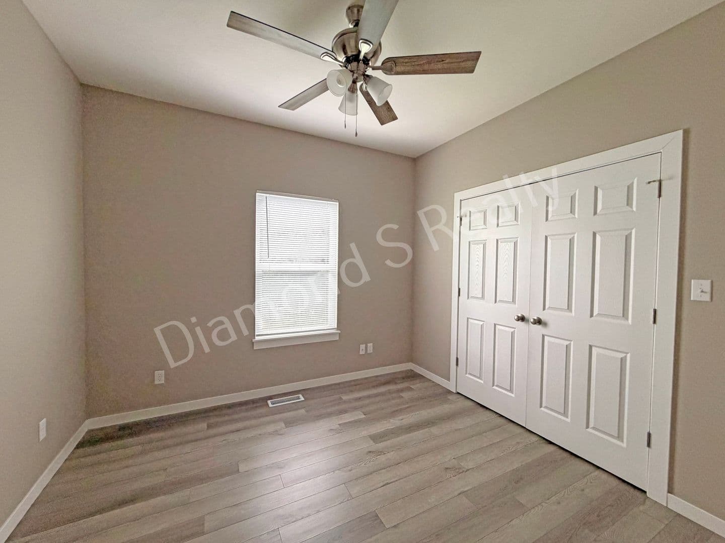 Ozark House: 2124 N Bradbury Ln