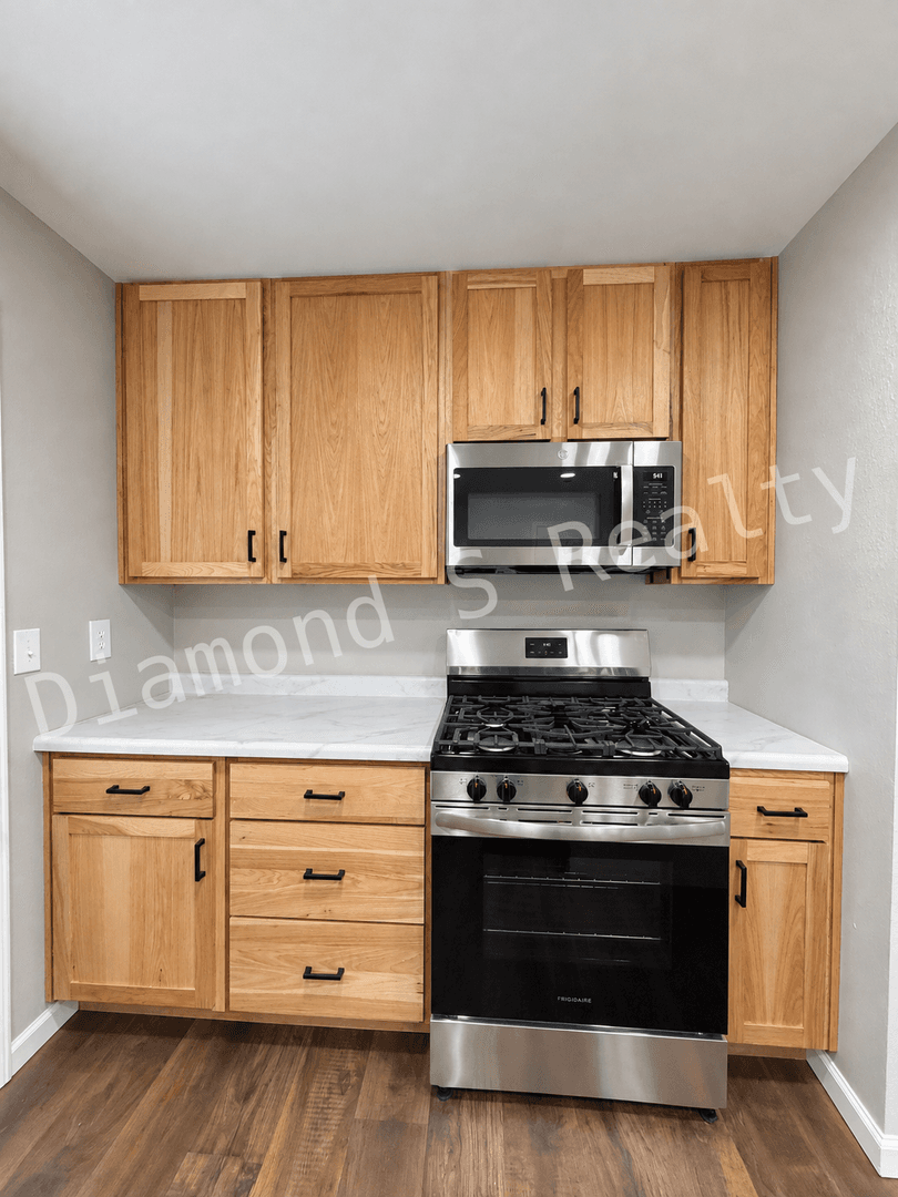 Springfield House: 435 W Catalpa St