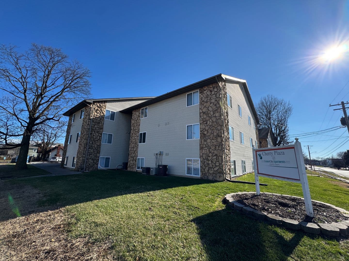 Springfield Apartment: 1210 E Cherry St