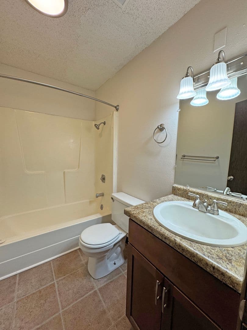 Springfield Apartment: 1210 E Cherry St