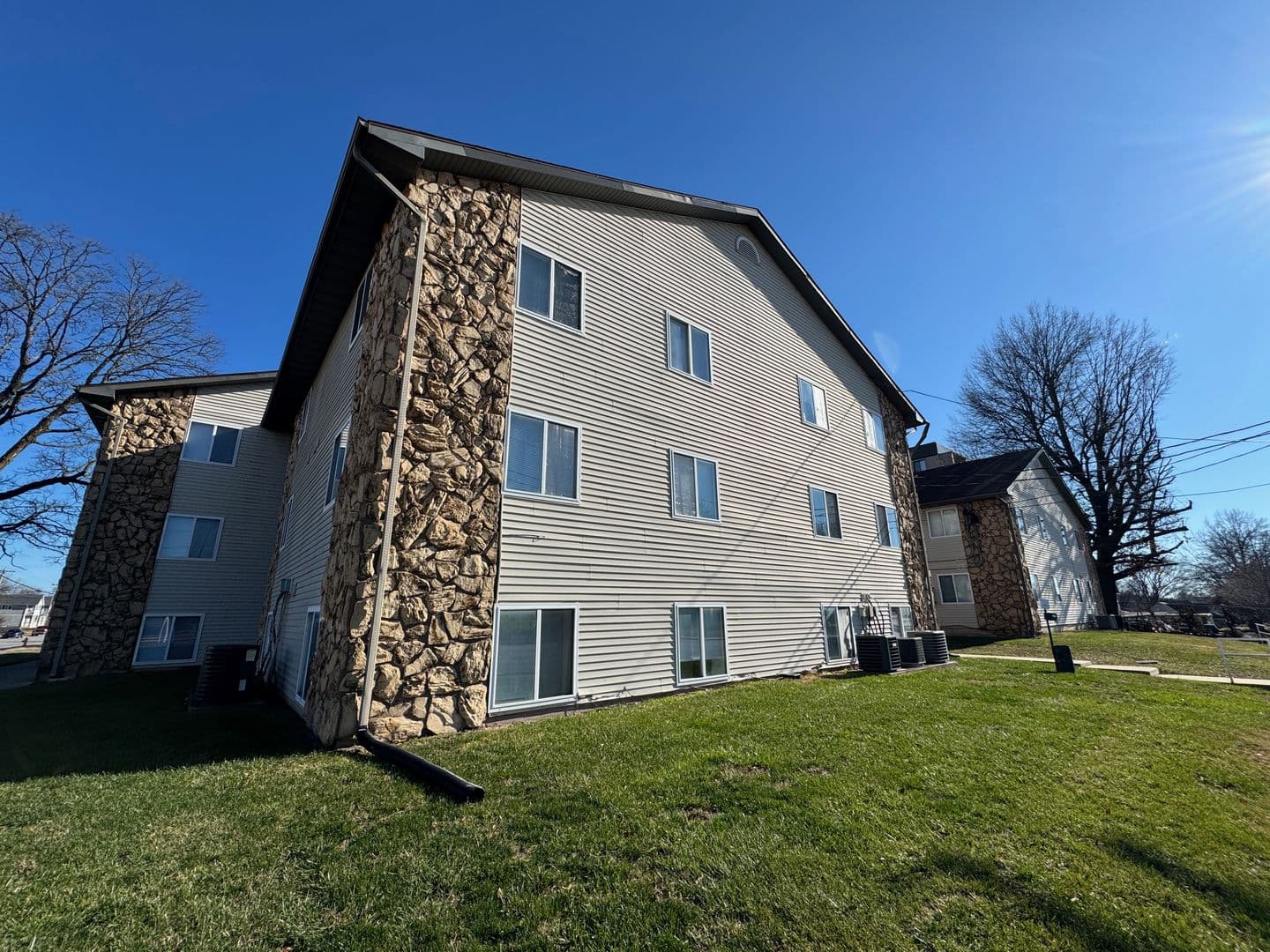 Springfield Apartment: 1210 E Cherry St