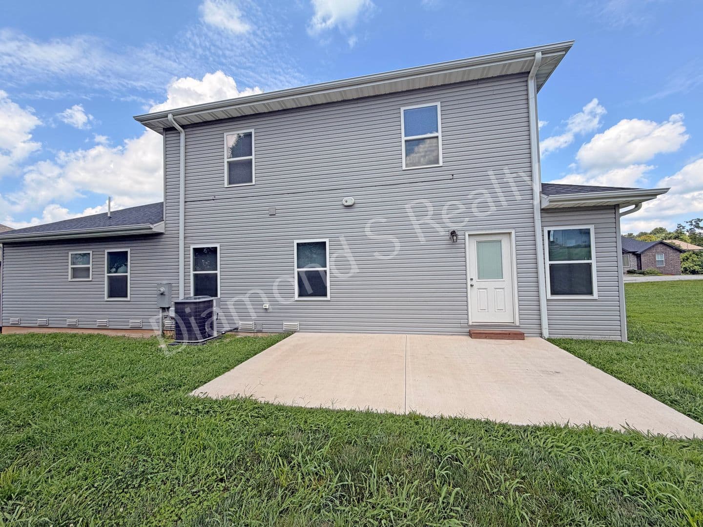 Ozark House: 2124 N Bradbury Ln