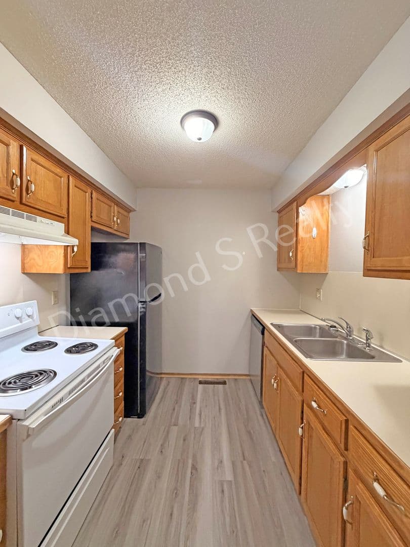 Ozark Apartment: 1499 W Rainey St