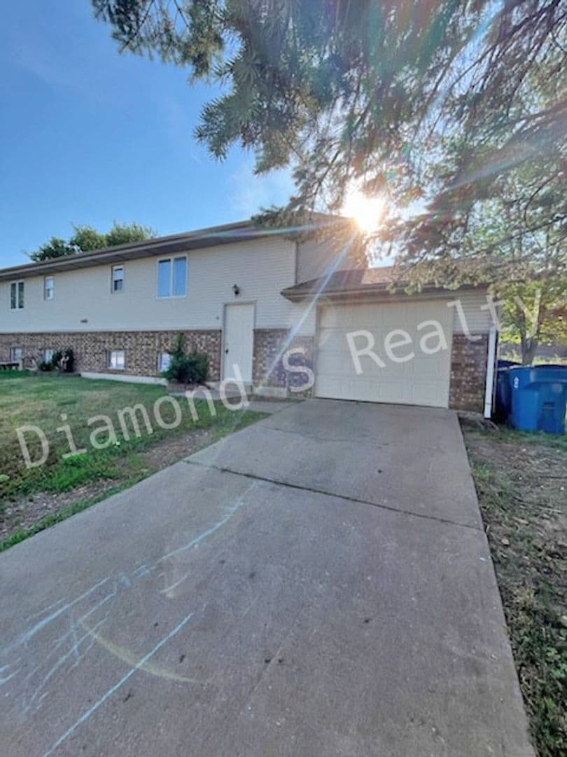 Nixa Apartment: 1204 Flora Street