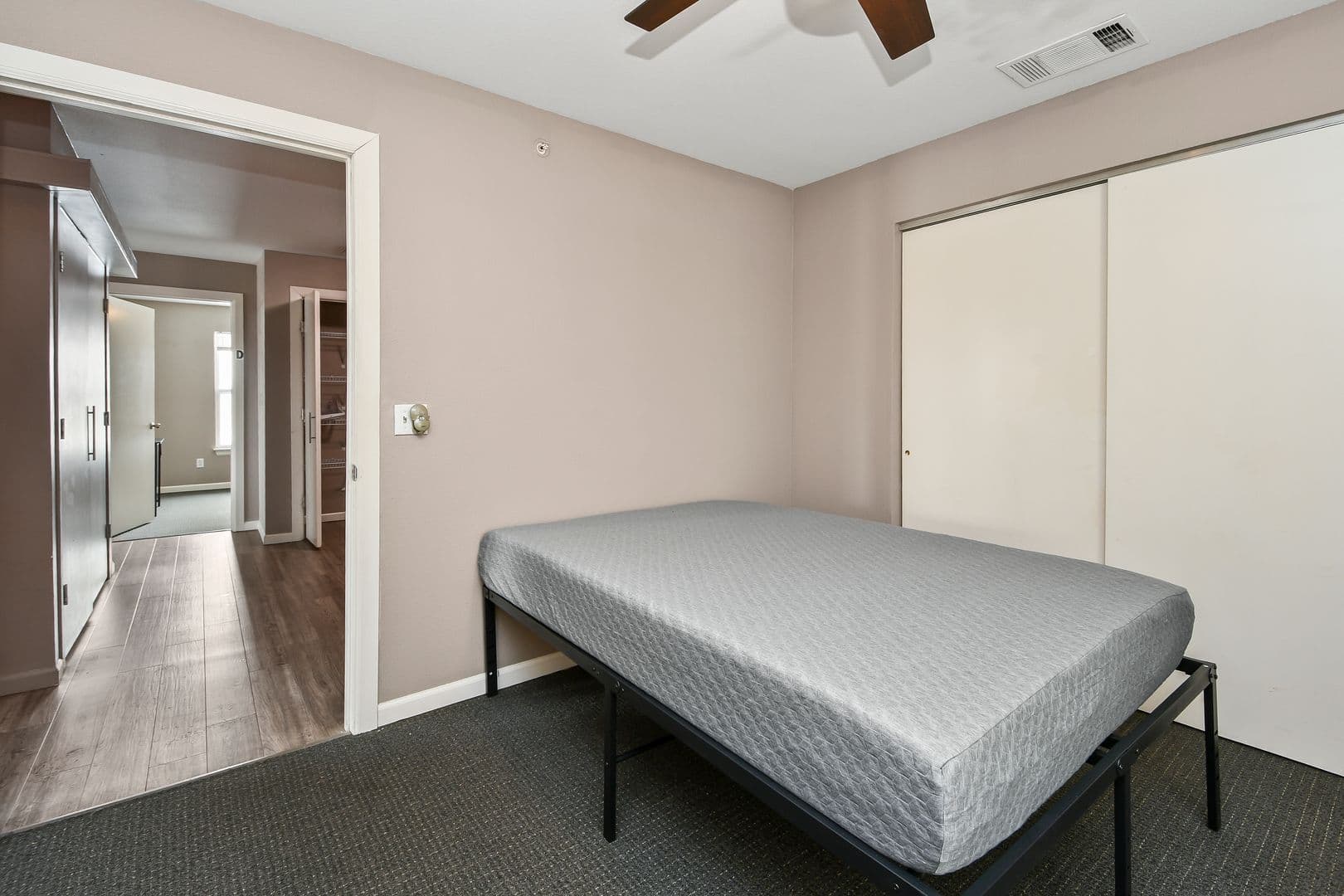 Springfield Apartment: 450 E Walnut St