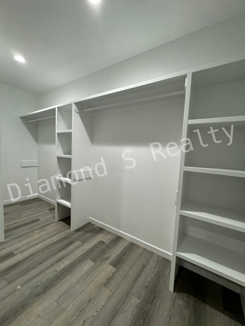 Ozark House: 2124 N Bradbury Ln