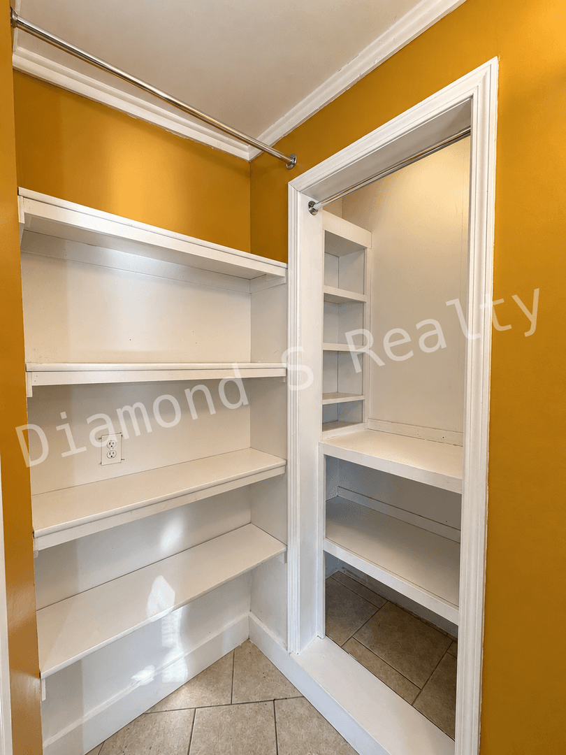 Springfield Apartment: 2223 N Delaware Ave