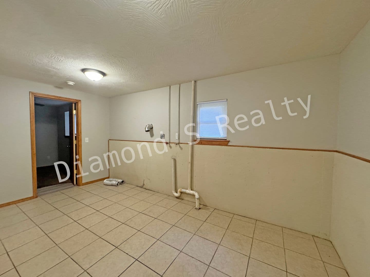 Nixa Apartment: 1204 Flora Street