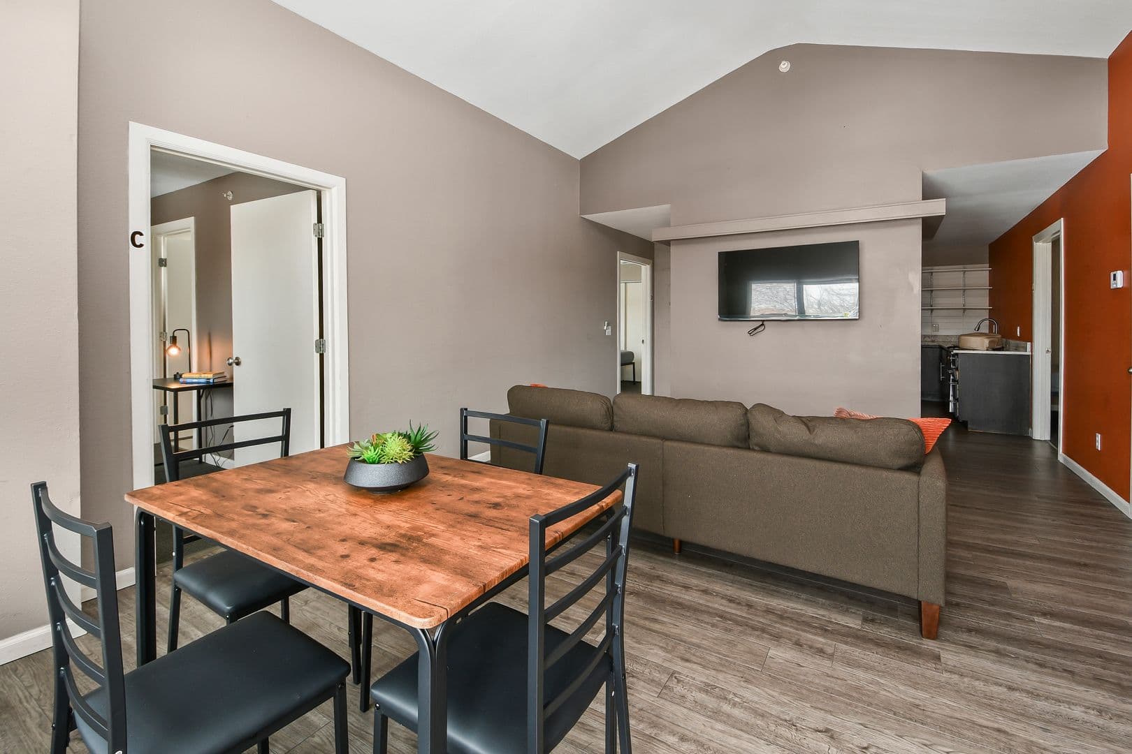Springfield Apartment: 450 E Walnut St