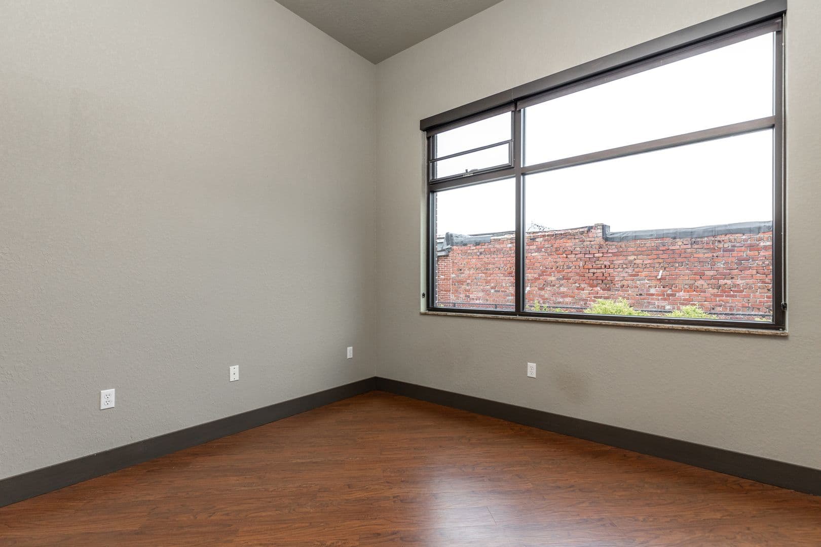 Springfield Apartment: 535 W WalnutSt