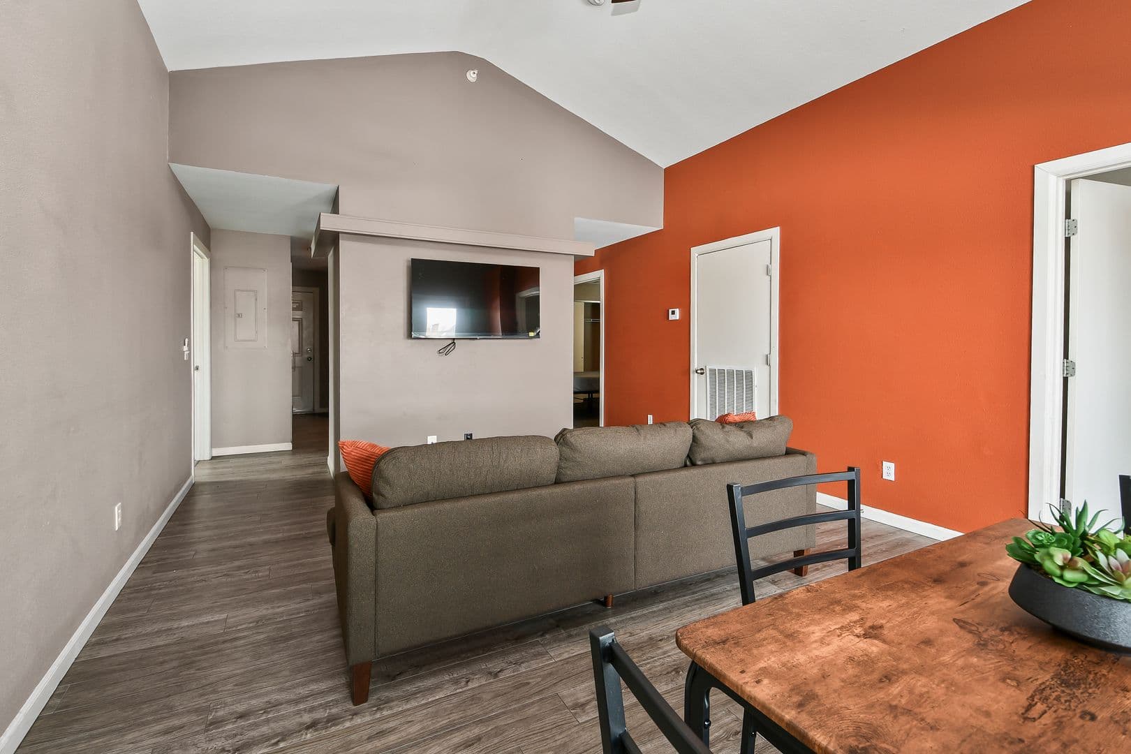 Springfield Apartment: 450 E Walnut St