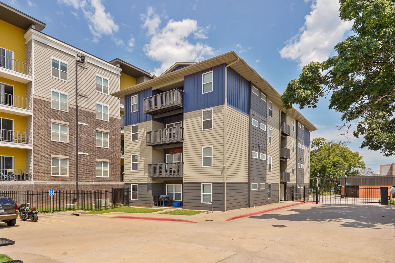 Springfield Apartment: 450 E Walnut St