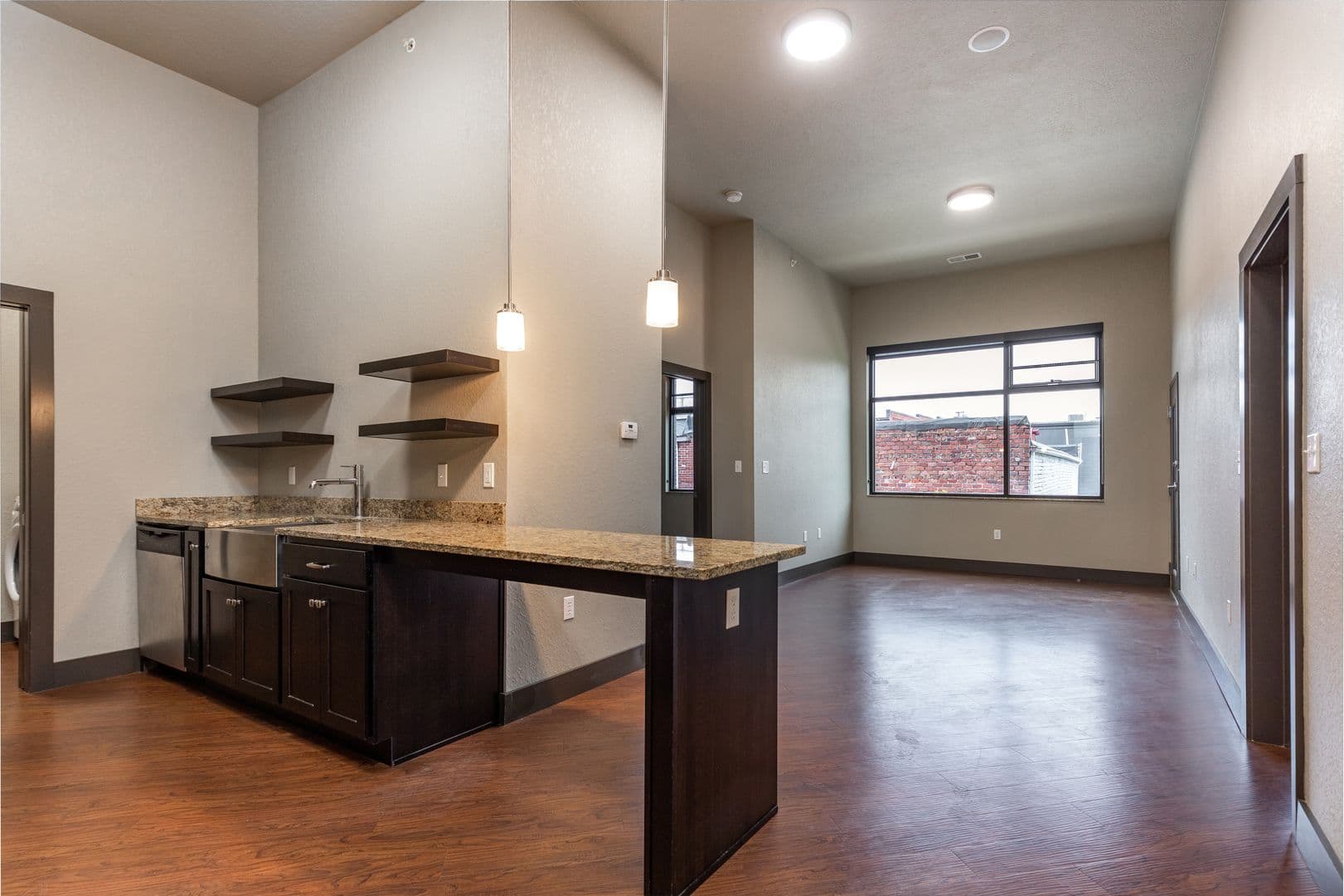 Springfield Apartment: 535 W WalnutSt
