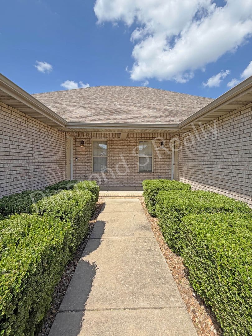 Springfield Apartment: 1331 W Sackett St