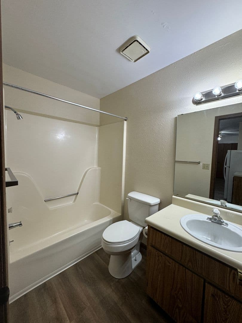 Springfield Apartment: 3000 N Kentwood