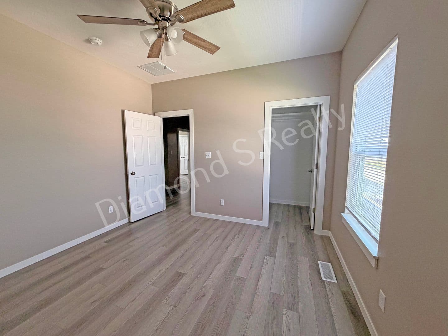 Ozark House: 2124 N Bradbury Ln
