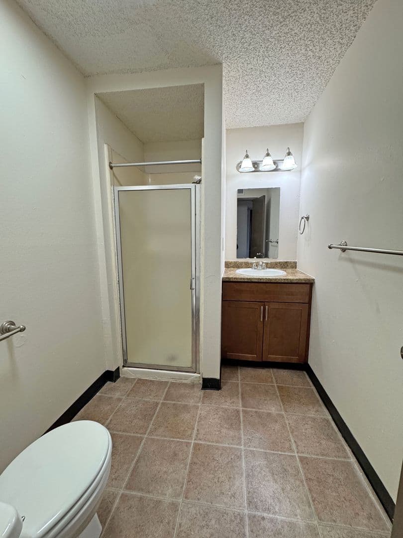 Springfield Apartment: 1210 E Cherry St