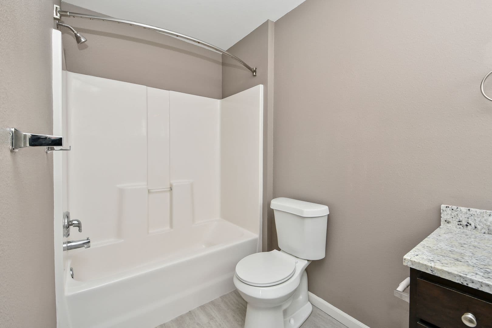 Springfield Apartment: 450 E Walnut St